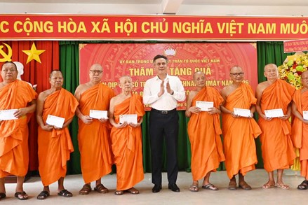 Phó Bí thư Đảng ủy MTTQ, các đoàn thể Trung ương Trần Thắng thăm, chúc Tết Chôl Chnăm Thmây 2026 tại Cần Thơ  